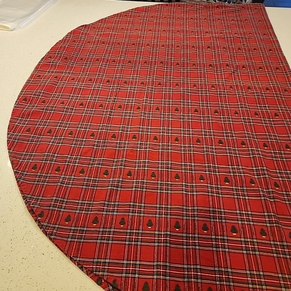 Vintage Oval Christmas Tablecloth Red Green Plaid Embroidered Tree 54x76"